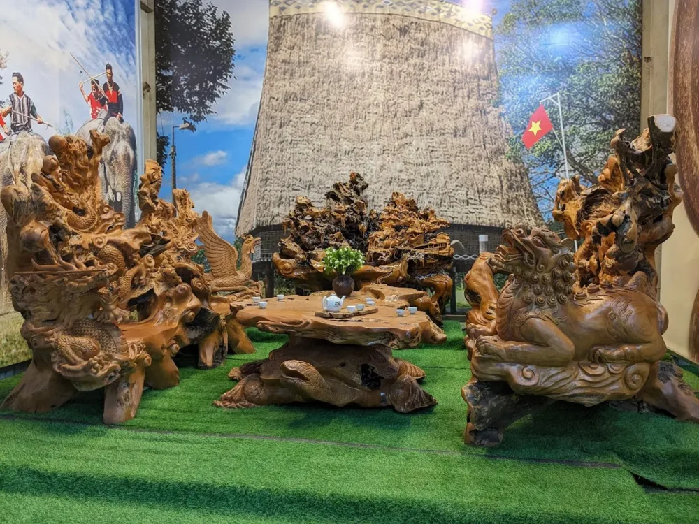 Bộ bàn ghế Tứ Linh (Gỗ Lũa trai vàng) - Ảnh 4