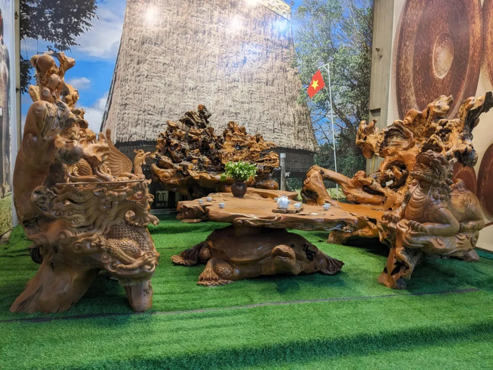 Bộ bàn ghế Tứ Linh (Gỗ Lũa trai vàng) - Ảnh 5