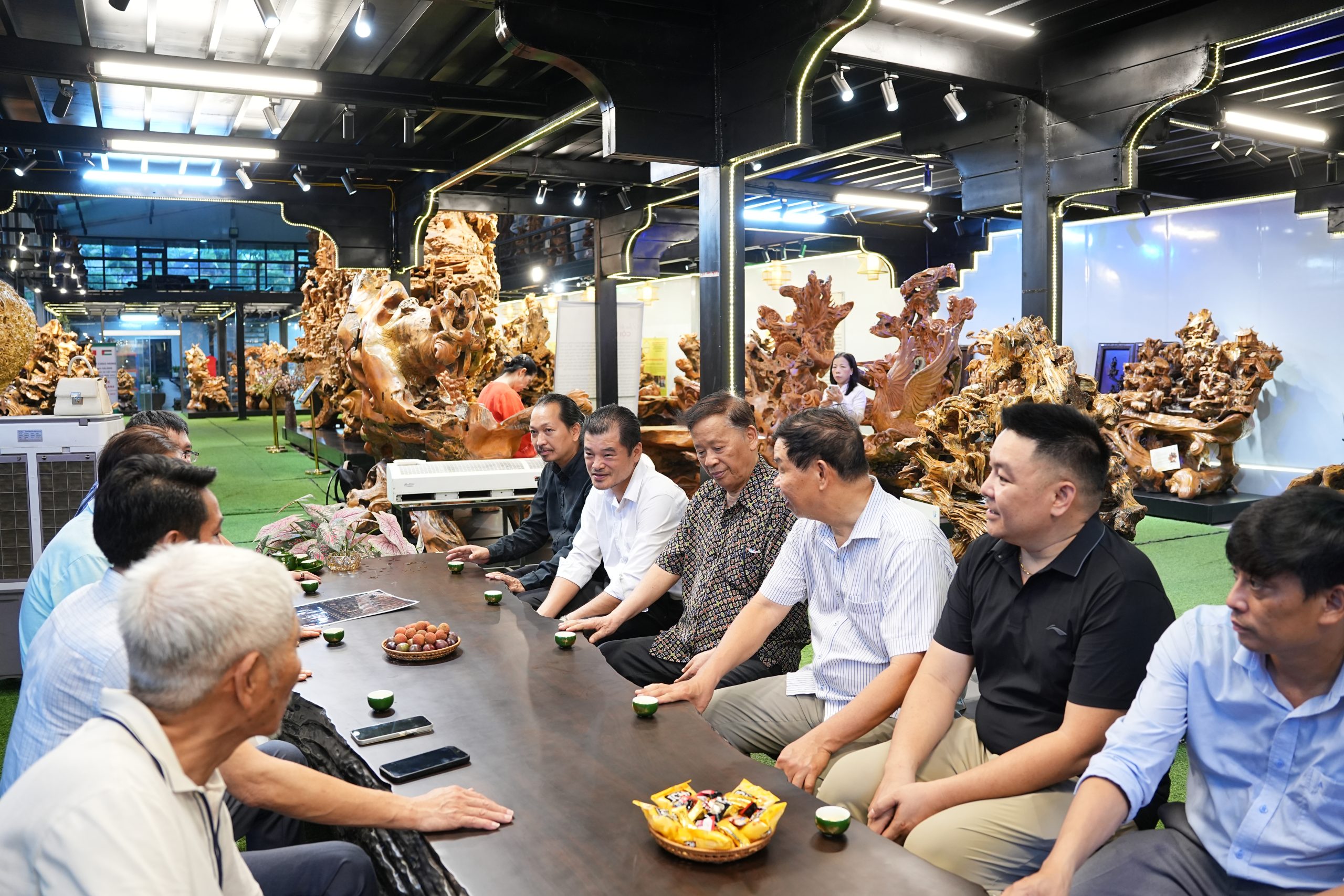 Không gian Di sản Gỗ Lũa Trai Vàng Việt Nam – Chu Gia Trác Mộc vinh dự đón tiếp PGS.TS Vũ Công Ty cùng đoàn chuyên gia, doanh nhân đến tham quan và trải nghiệm