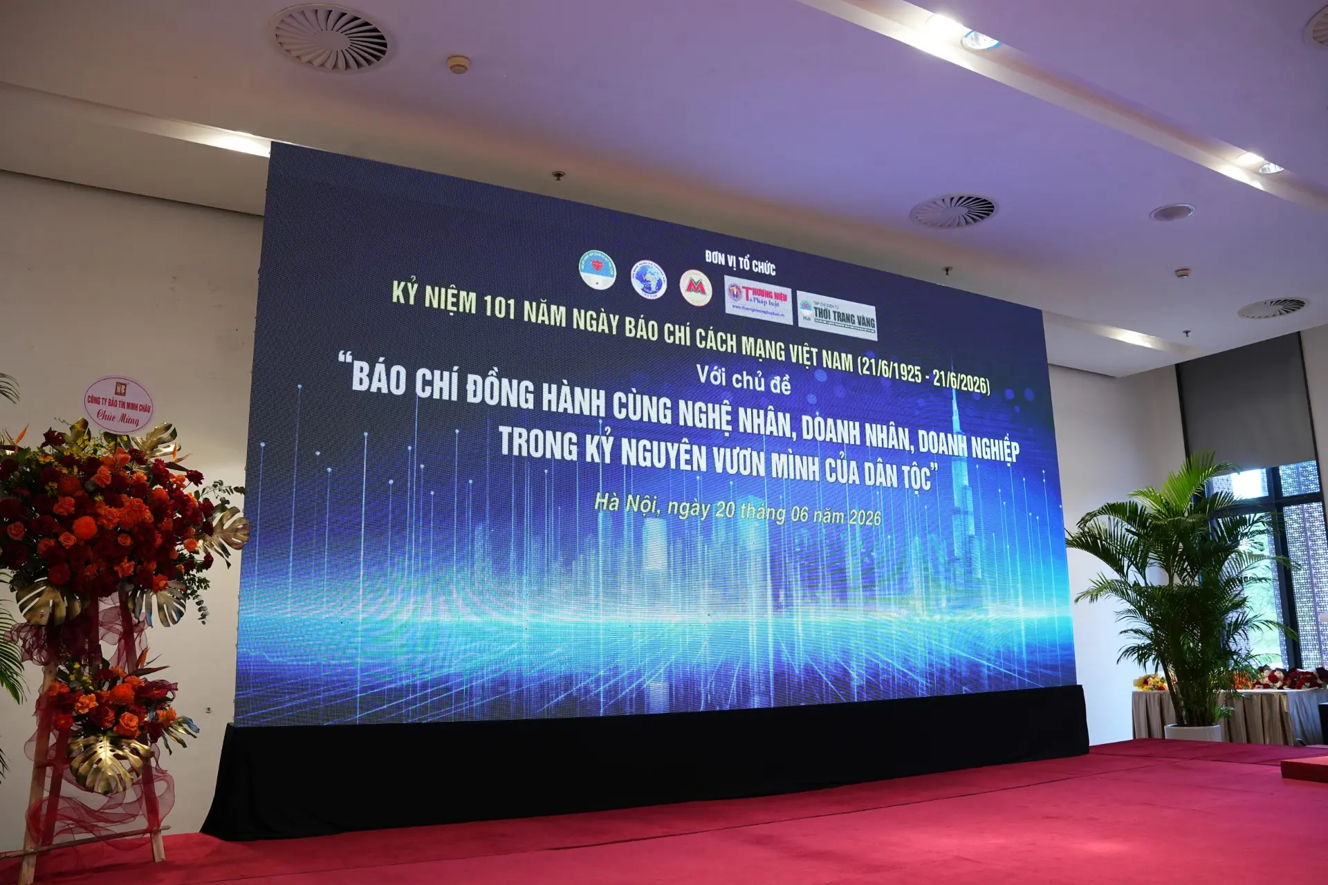 NGHỆ NHÂN CHU VĂN ÂN ĐÓN NHẬN DANH HIỆU NGHỆ NHÂN QUỐC GIA – SỰ GHI NHẬN CAO QUÝ CHO HÀNH TRÌNH GÌN GIỮ TINH HOA GỖ LŨA TRAI VÀNG