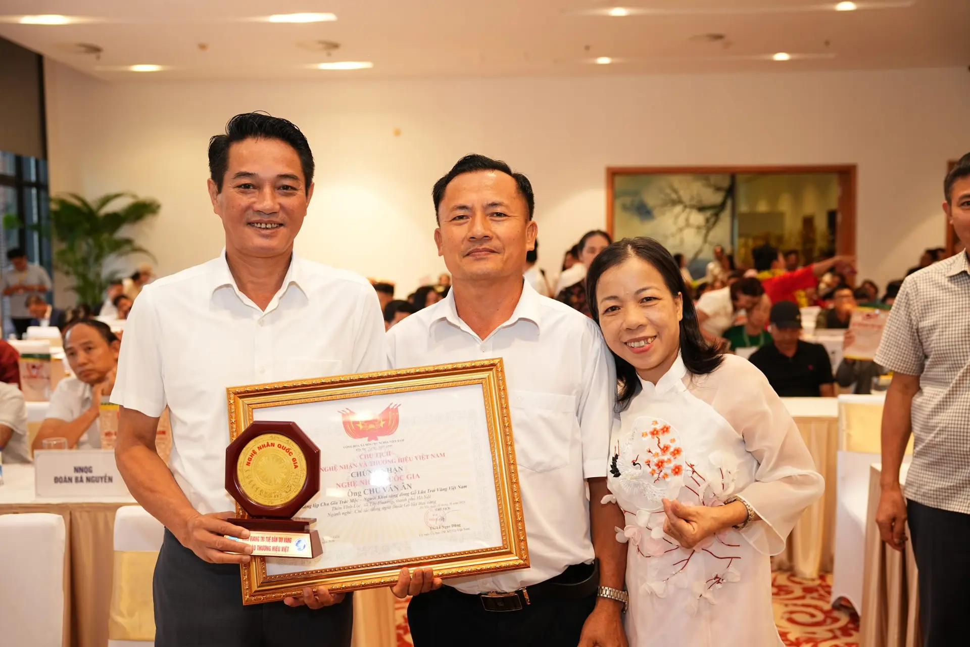 NGHỆ NHÂN CHU VĂN ÂN ĐÓN NHẬN DANH HIỆU NGHỆ NHÂN QUỐC GIA – SỰ GHI NHẬN CAO QUÝ CHO HÀNH TRÌNH GÌN GIỮ TINH HOA GỖ LŨA TRAI VÀNG