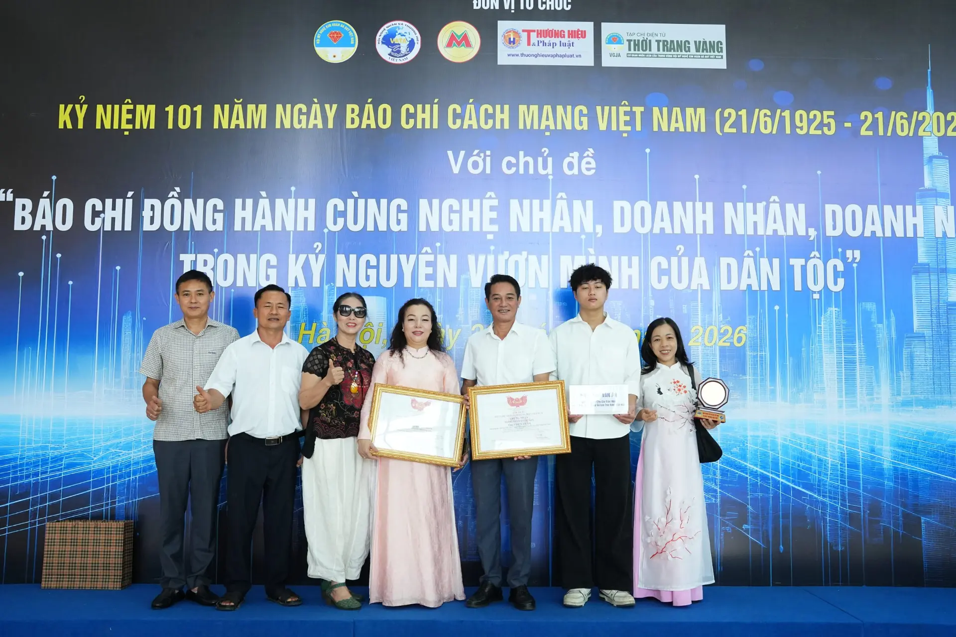 NGHỆ NHÂN CHU VĂN ÂN ĐÓN NHẬN DANH HIỆU NGHỆ NHÂN QUỐC GIA – SỰ GHI NHẬN CAO QUÝ CHO HÀNH TRÌNH GÌN GIỮ TINH HOA GỖ LŨA TRAI VÀNG